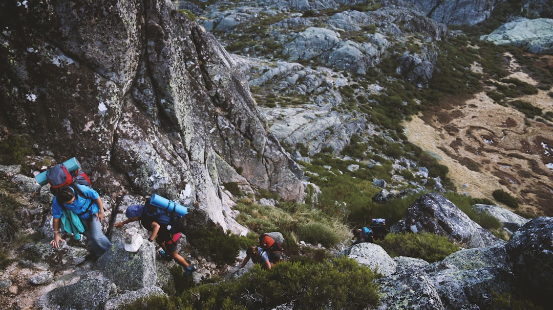 découvrez les merveilles de la randonnée : des paysages à couper le souffle, des sentiers variés et une aventure inoubliable en pleine nature. parfait pour les amoureux de l'extérieur et les explorateurs en quête de sérénité.